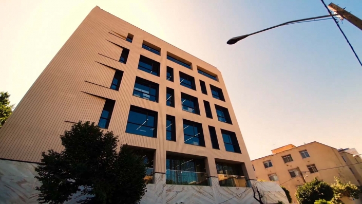 ساختمان اداری بانک تجارت واقع در بلوار میرداماد خیابان نیل معماری امیرحسین طاهری