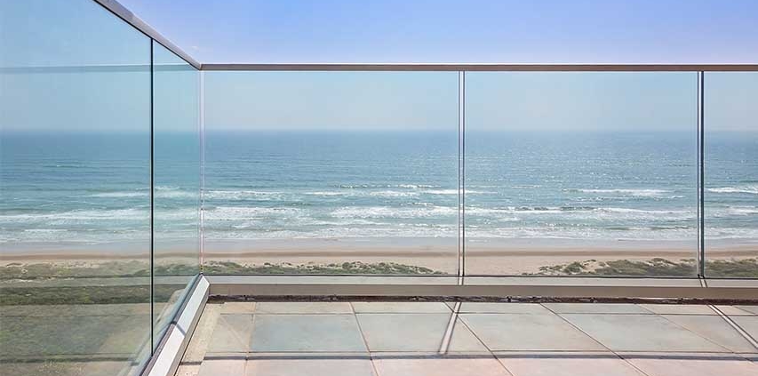 مزایا و معایب نرده شیشه ای