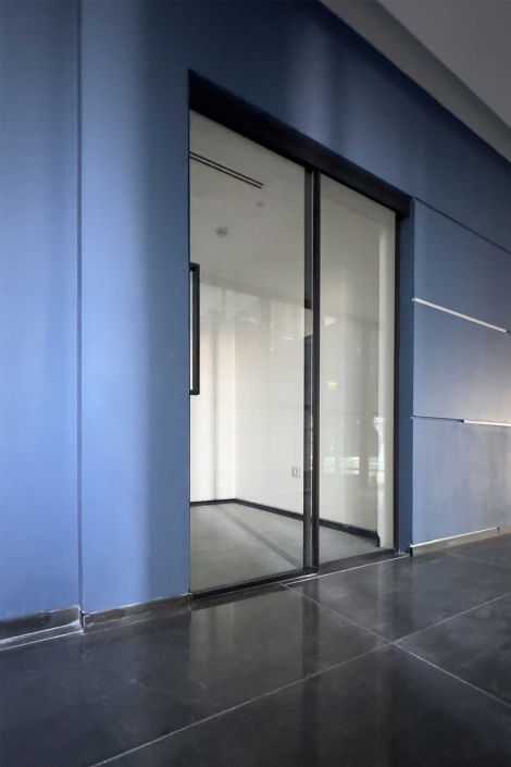 جداکننده شیشه ای با درب ریلی